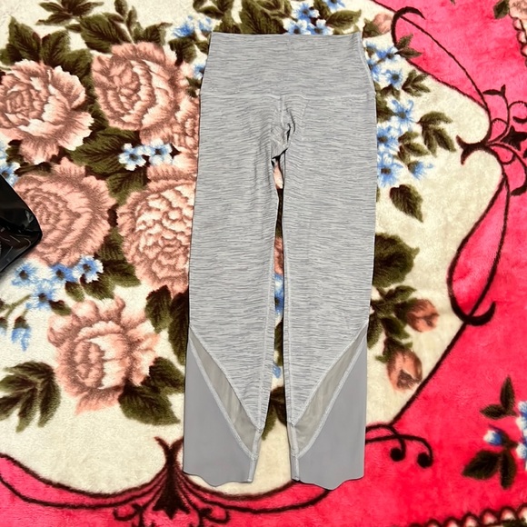 🍋Lululemon Gray Women’s Mesh Lined Leggings. Size 2. 12” Waist. Scalloped Hem - Picture 1 of 6